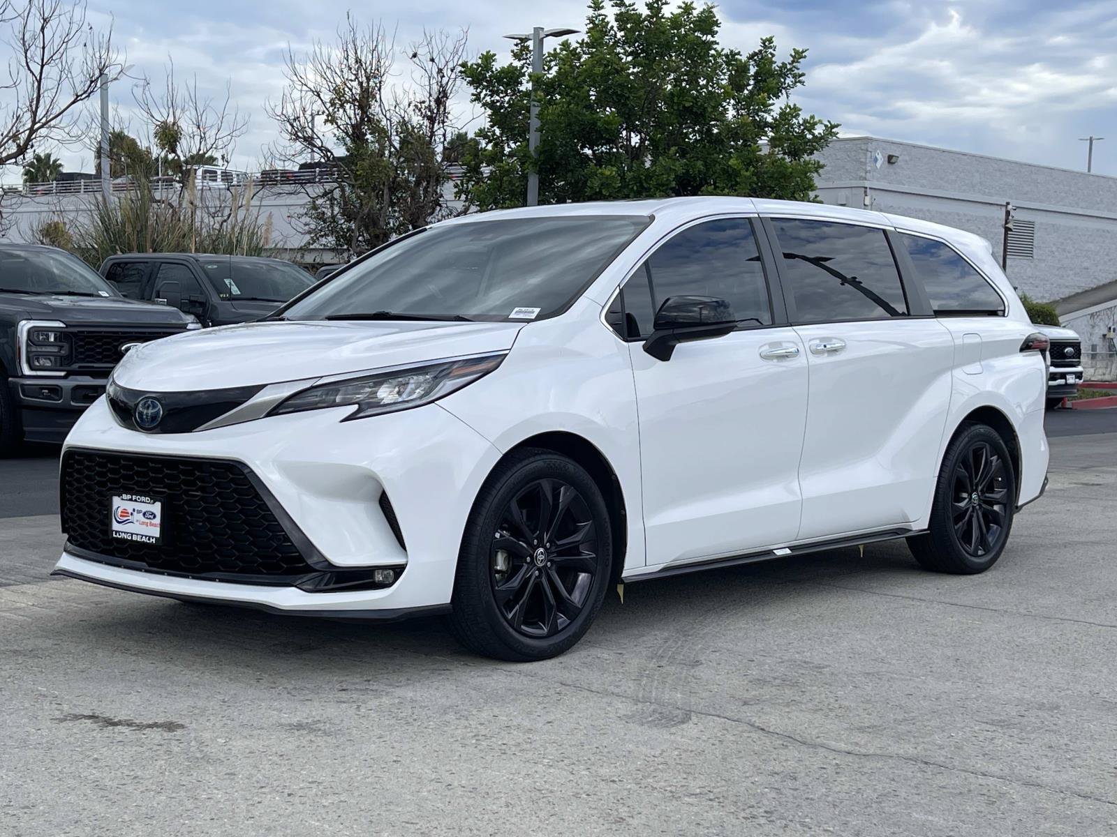Used 2023 Toyota Sienna XSE FWD image 5