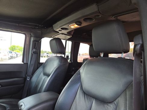Used 2017 Jeep Wrangler Unlimited Sahara w/ Connectivity Group AWD/4WD image 28