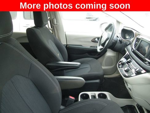 Used 2023 Chrysler Voyager LX FWD image 11