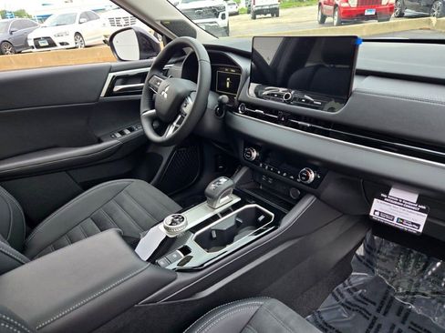 New 2025 Mitsubishi Outlander SE image 33