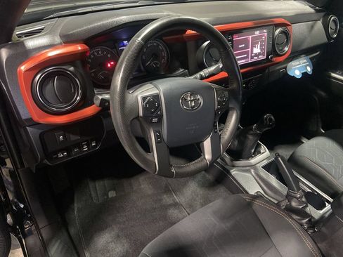 Used 2020 Toyota Tacoma TRD Off-Road w/ Blackout Package AWD/4WD image 10