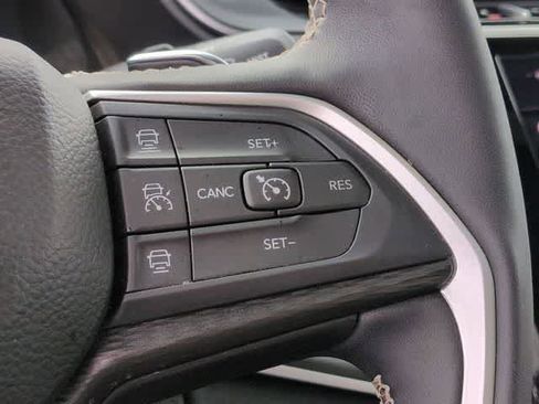 Used 2025 Jeep Grand Cherokee Altitude image 26