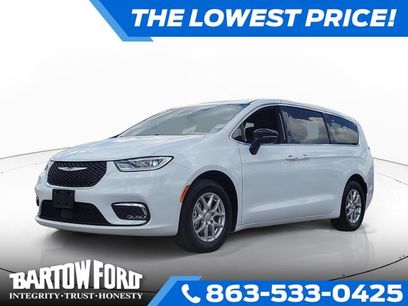 Used 2025 Chrysler Pacifica Select