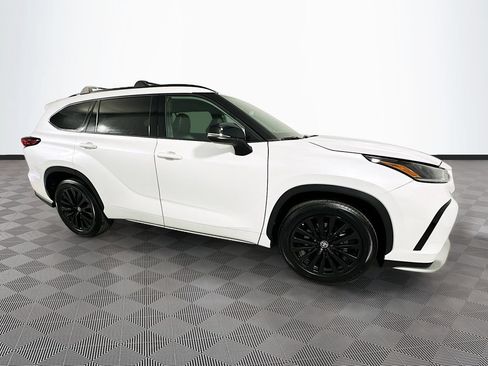 Used 2023 Toyota Highlander XSE FWD image 11