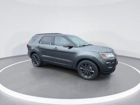 Used 2018 Ford Explorer XLT w/ Equipment Group 202A image 2