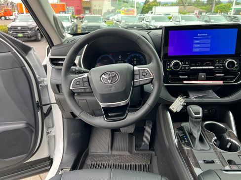 New 2026 Toyota Highlander Platinum AWD/4WD image 20