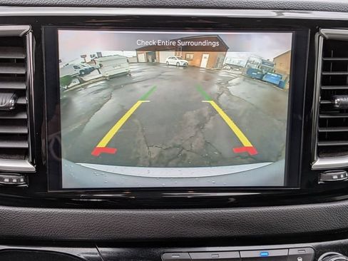 Used 2024 Chrysler Pacifica Touring-L FWD image 18