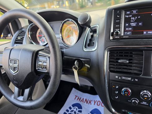 Used 2019 Dodge Grand Caravan SE FWD image 29