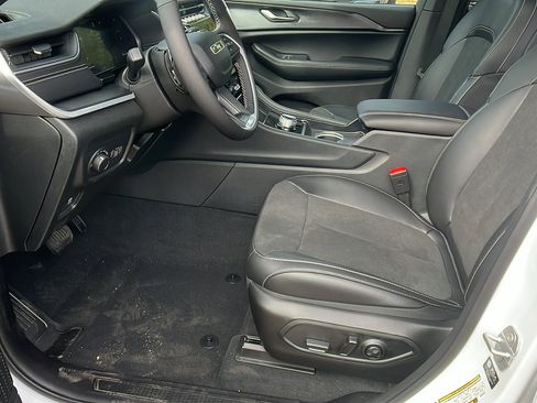 New 2025 Jeep Grand Cherokee L Altitude image 16