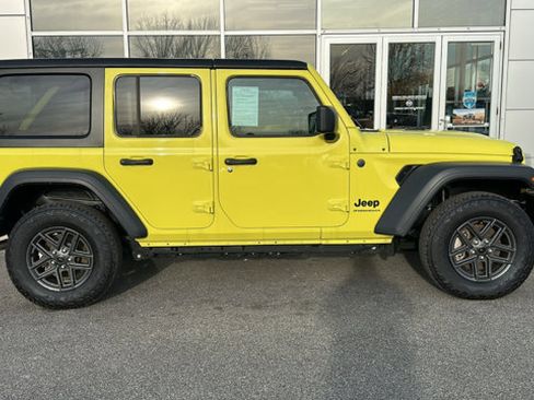 Used 2024 Jeep Wrangler Unlimited Sport image 29