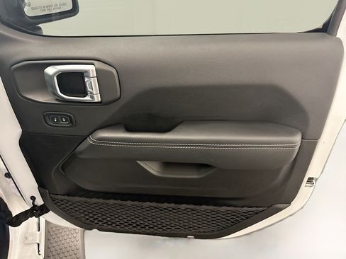 Used 2023 Jeep Wrangler Unlimited Sahara AWD/4WD image 33