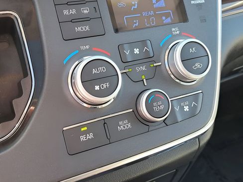 Used 2018 Toyota Sienna Limited Premium w/ Carpet Mat Package image 25