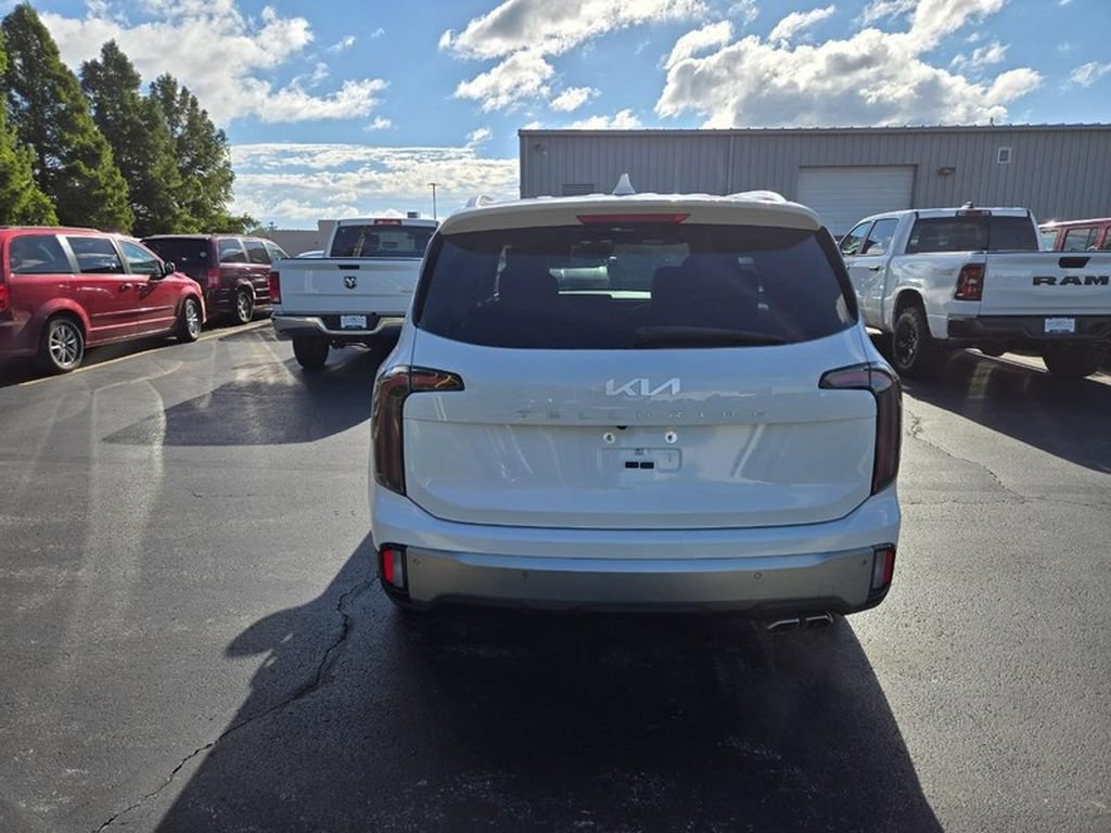 Used 2023 Kia Telluride EX w/ EX Captain's Chair Package FWD image 4