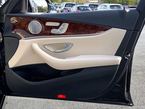 Used 2019 Mercedes-Benz E 300 4MATIC image 18