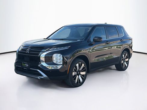 Used 2025 Mitsubishi Outlander SE AWD/4WD image 3
