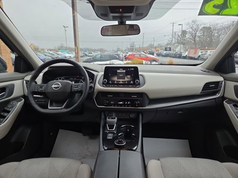 Used 2025 Nissan Rogue SV image 14