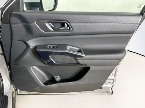 Used 2025 Nissan Pathfinder SV AWD/4WD image 33