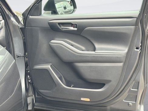 Used 2021 Toyota Highlander XLE AWD/4WD image 34