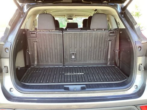 Used 2023 Toyota Highlander LE FWD image 21