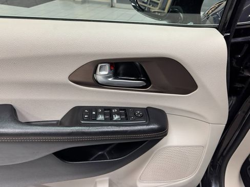 Used 2017 Chrysler Pacifica Touring-L w/ Tire & Wheel Group image 10