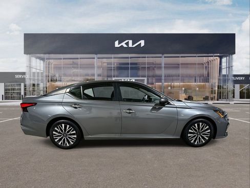 Used 2023 Nissan Altima 2.5 SV image 9