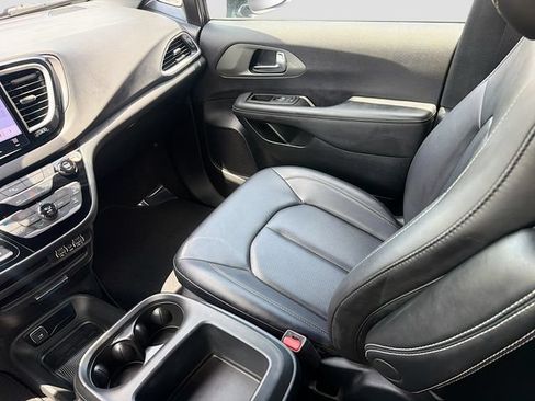 Used 2025 Chrysler Pacifica Select FWD image 24