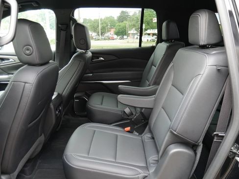 Used 2025 Chevrolet Traverse LT w/ Enhanced Driving Package AWD/4WD image 12