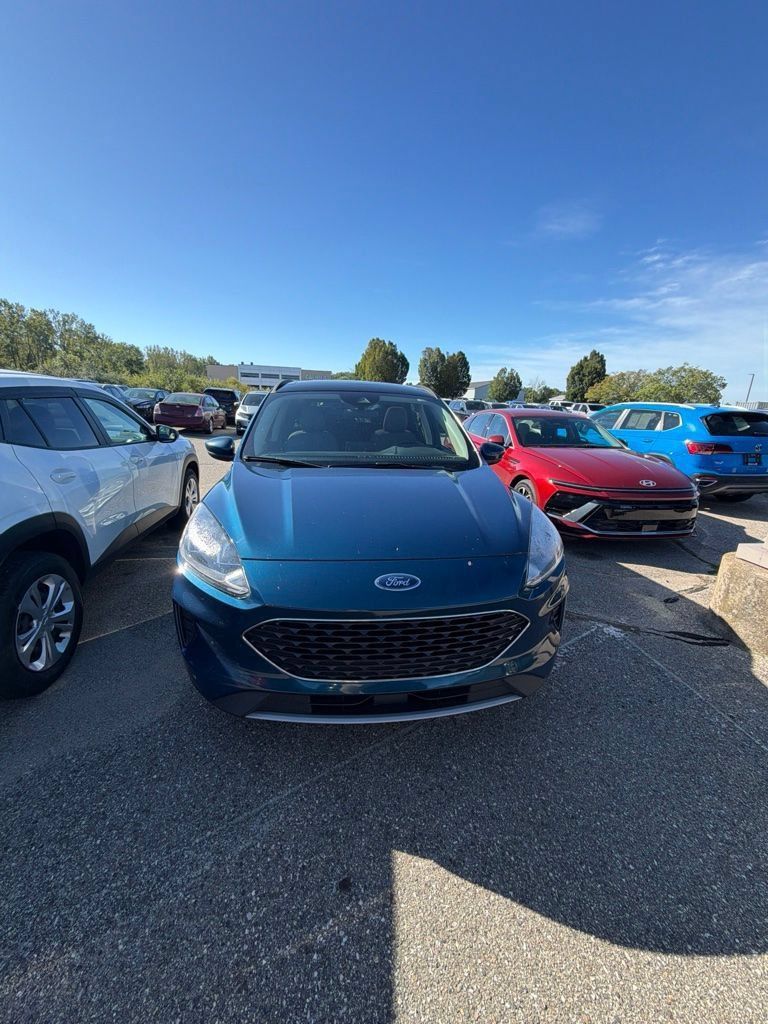 Used 2020 Ford Escape SE FWD image 2