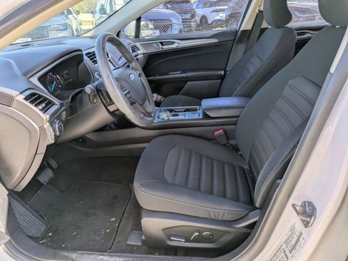Used 2018 Ford Fusion SE w/ Fusion SE Technology Package image 9