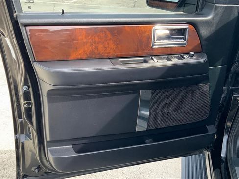 Used 2016 Lincoln Navigator L Select RWD image 21