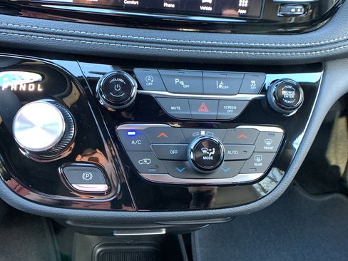 New 2026 Chrysler Pacifica Select AWD/4WD image 17