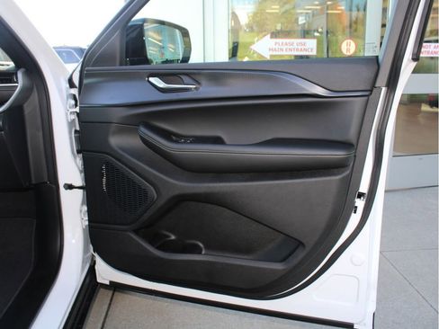 New 2025 Jeep Grand Cherokee Altitude image 24