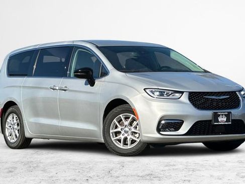 Used 2024 Chrysler Pacifica Touring-L image 2