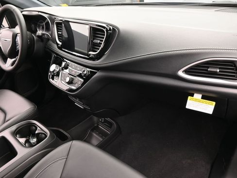 New 2026 Chrysler Pacifica Select image 42