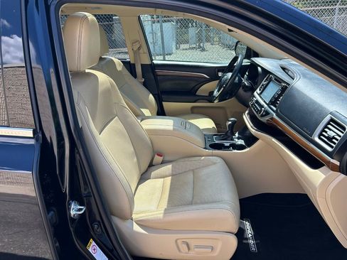 Used 2017 Toyota Highlander Limited Platinum AWD/4WD image 19