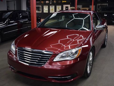 Used 2013 Chrysler 200 Limited image 1