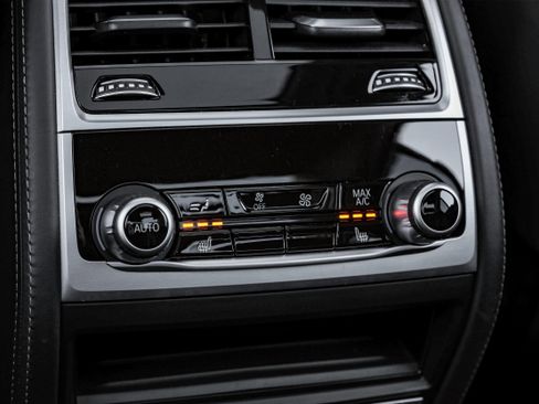 Used 2021 BMW 750i xDrive image 44