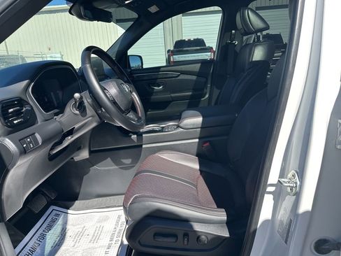 Used 2025 Honda Pilot Black Edition image 15