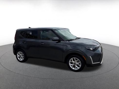 Used 2025 Kia Soul LX w/ LX Technology Package FWD image 2