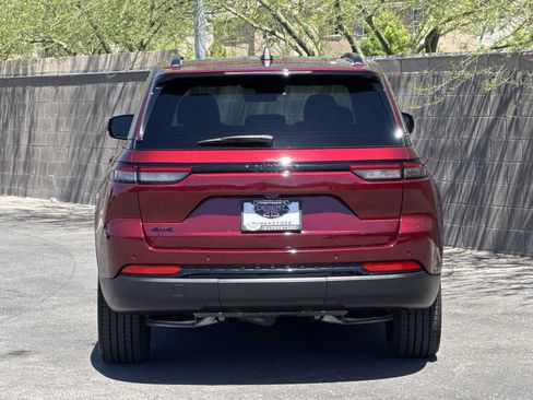 Used 2025 Jeep Grand Cherokee Altitude AWD/4WD image 7