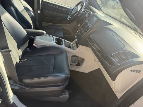 Used 2019 Dodge Grand Caravan SXT FWD image 13