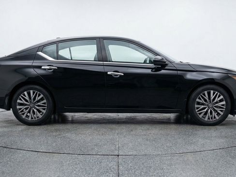 Used 2025 Nissan Altima 2.5 SV FWD image 11