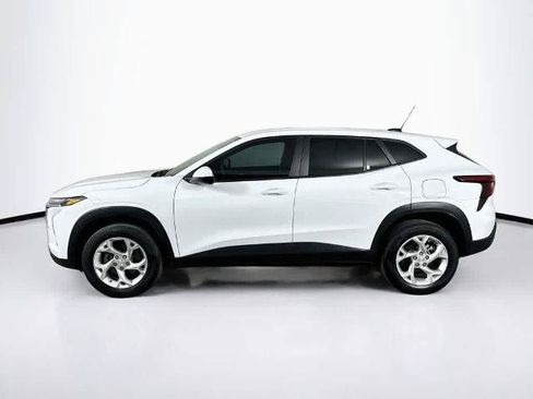 Used 2024 Chevrolet Trax LS w/ LS Convenience Package FWD image 3