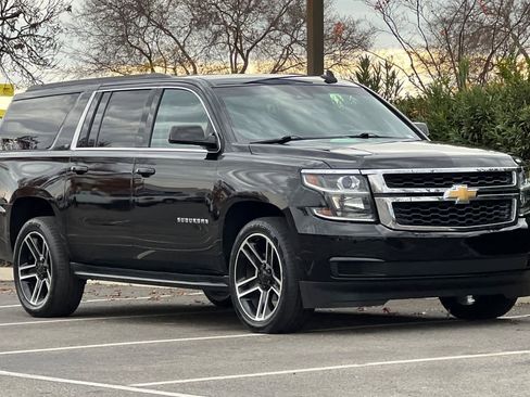 Used 2018 Chevrolet Suburban LT image 9