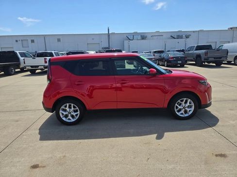 Used 2025 Kia Soul LX w/ LX Technology Package FWD image 12
