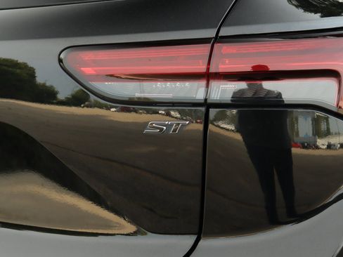 Used 2023 Buick Envision Essence w/ Sport Touring Package image 37