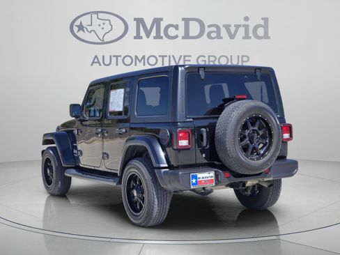 Used 2018 Jeep Wrangler Unlimited Sahara AWD/4WD image 4