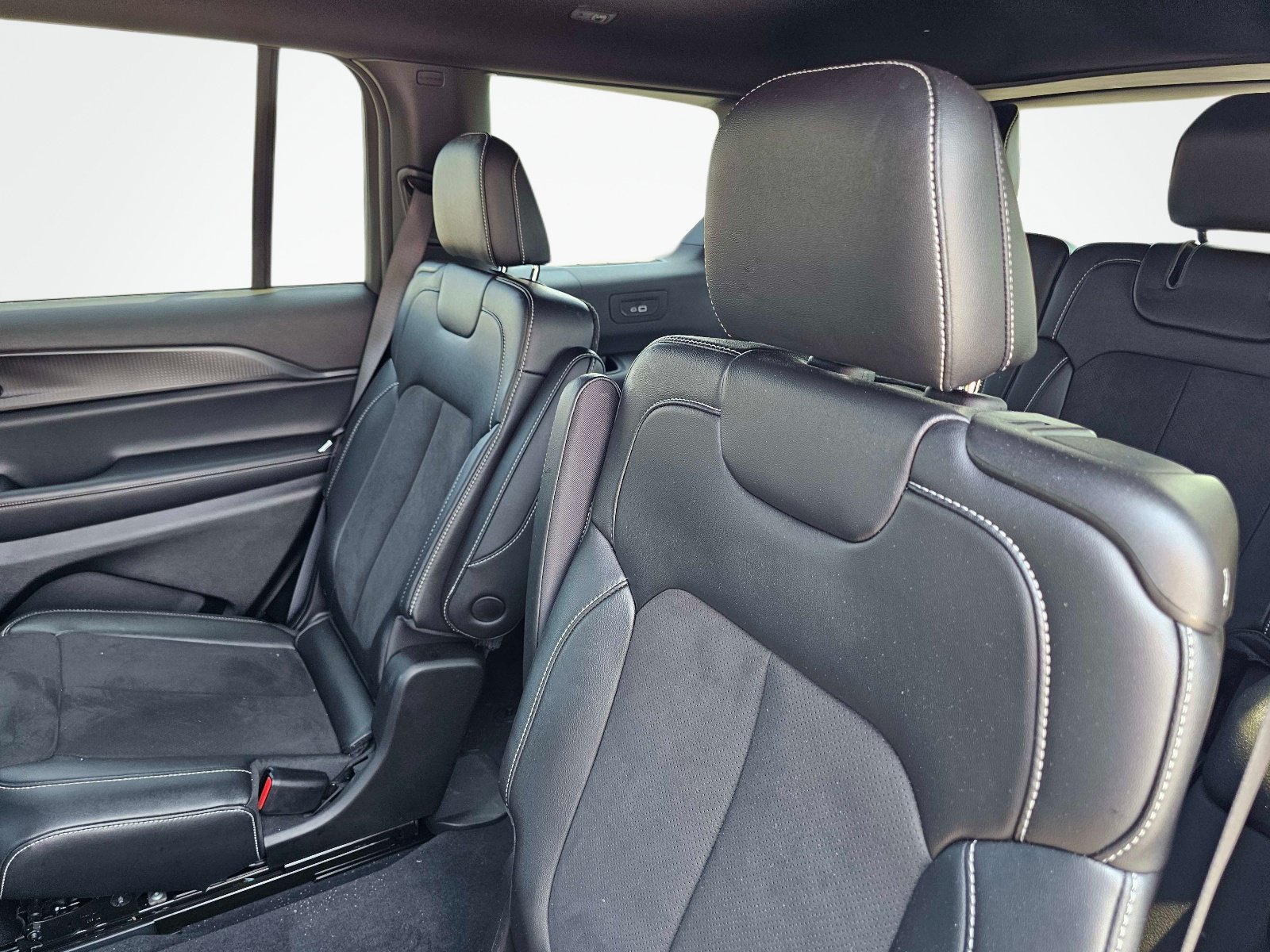 Used 2024 Jeep Grand Cherokee L Laredo RWD image 31