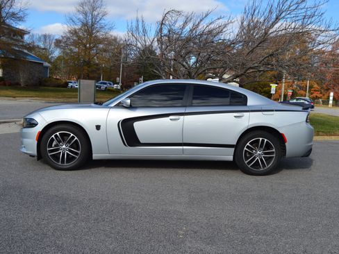 Used 2019 Dodge Charger SXT w/ Driver Confidence Group image 5