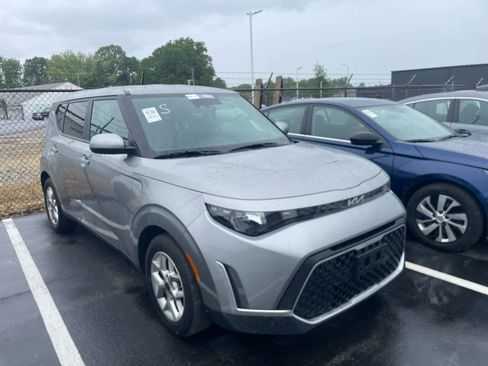 Used 2024 Kia Soul LX w/ Option Group 015 FWD image 2